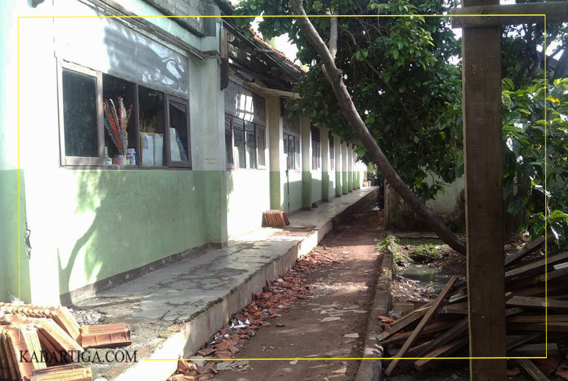 Kurang Diperhatikan, Kanopi dan Plafon SDN Jakasampurna 4 Rubuh