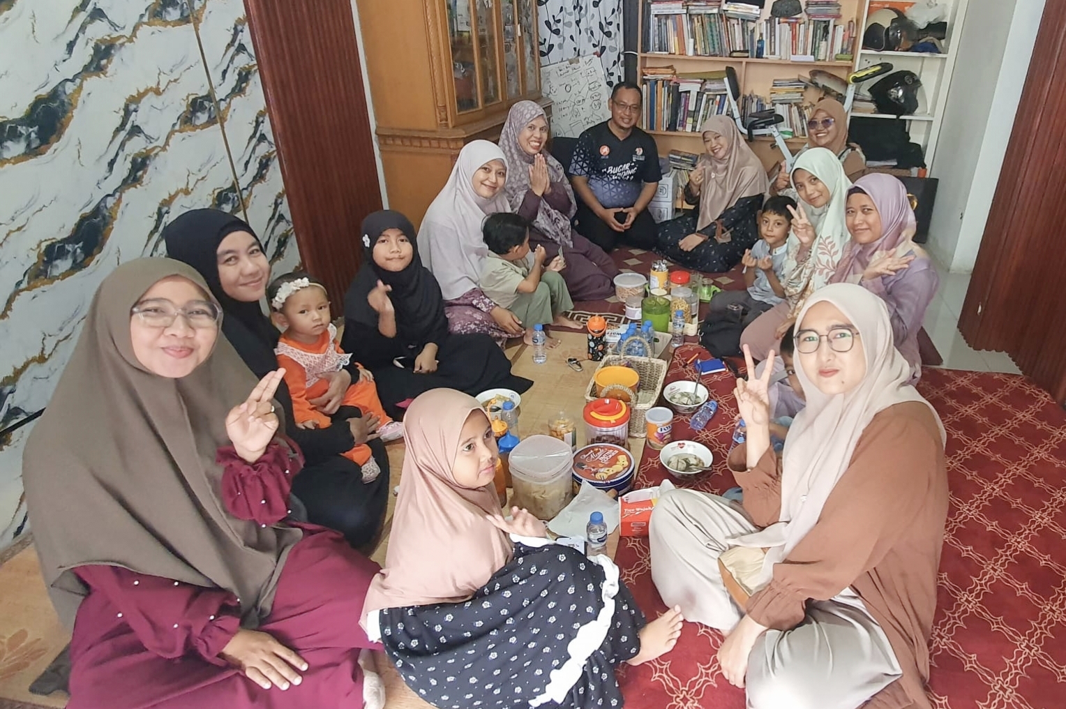 Sardi Efendi Lebaran Bareng Warga Kalibaru, Duduk Bersila dan Makan Bersama Usai Salat Id 
