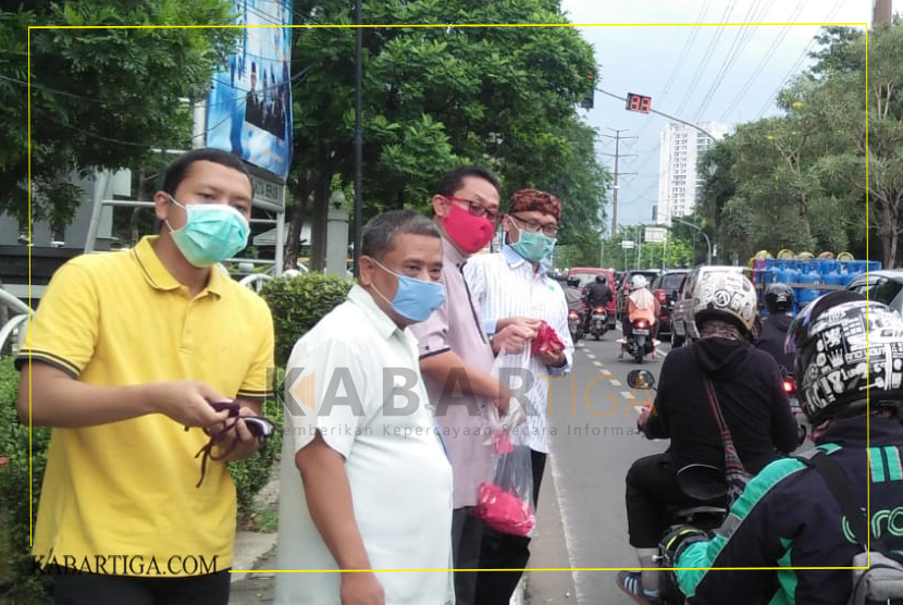 DPRD Kota Bekasi Bagikan 1000 Masker Dijalan