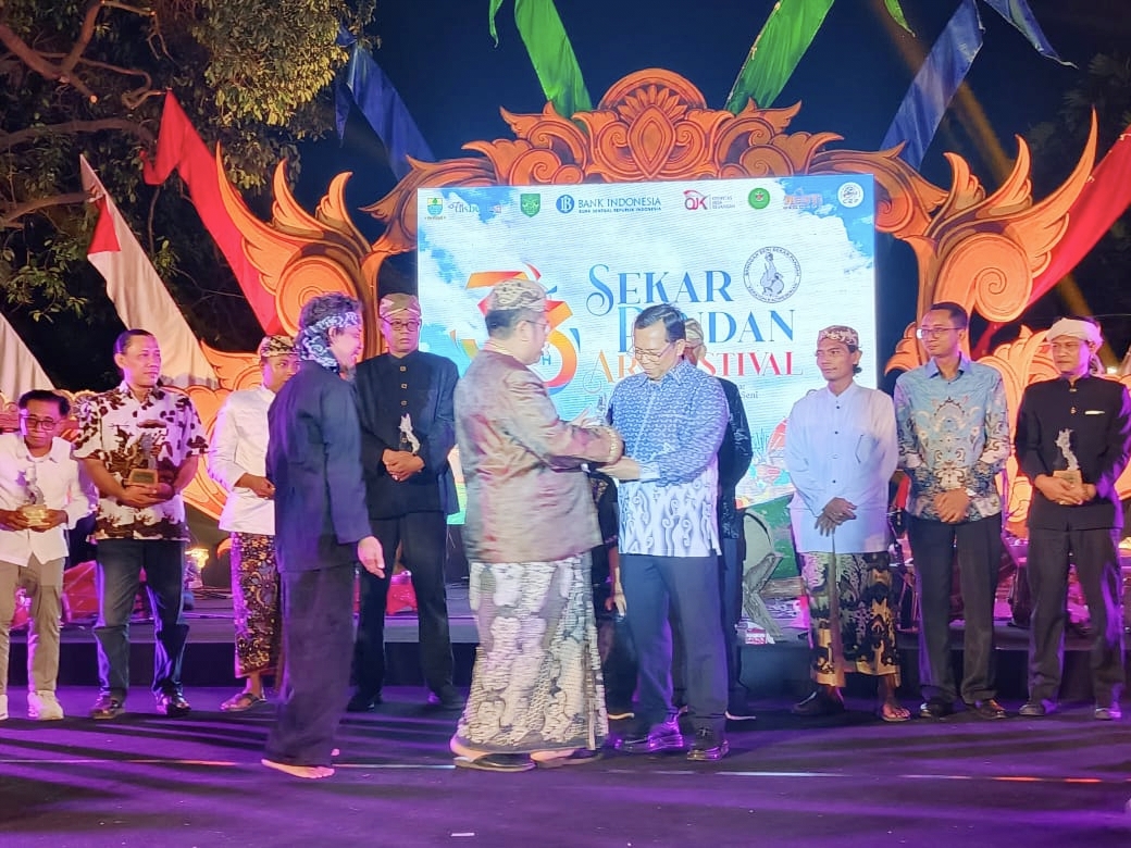 Sekjen Partai Demokrat Terima Penghargaan Budaya dan Sanggar Seni Kota Cirebon