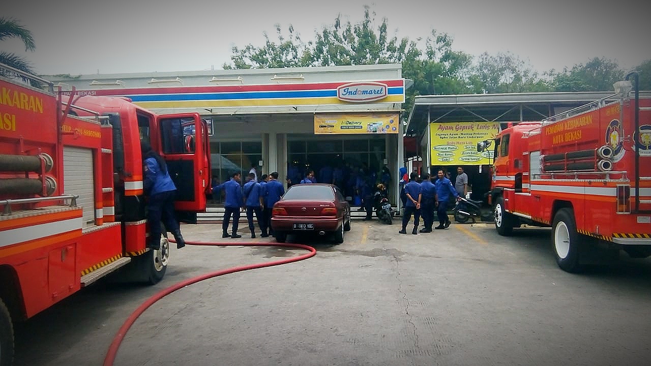 Si Jago Merah Berulah di Indomart Underpass Bekasi Timur
