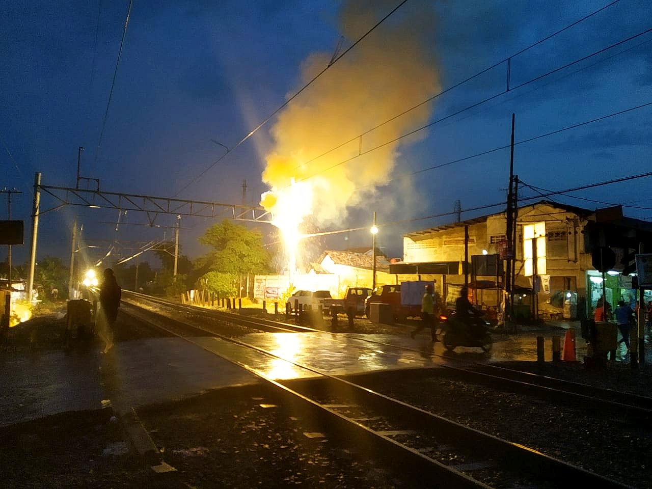 Kabel LAA KRL Terbakar, Warga Tutup Jalan