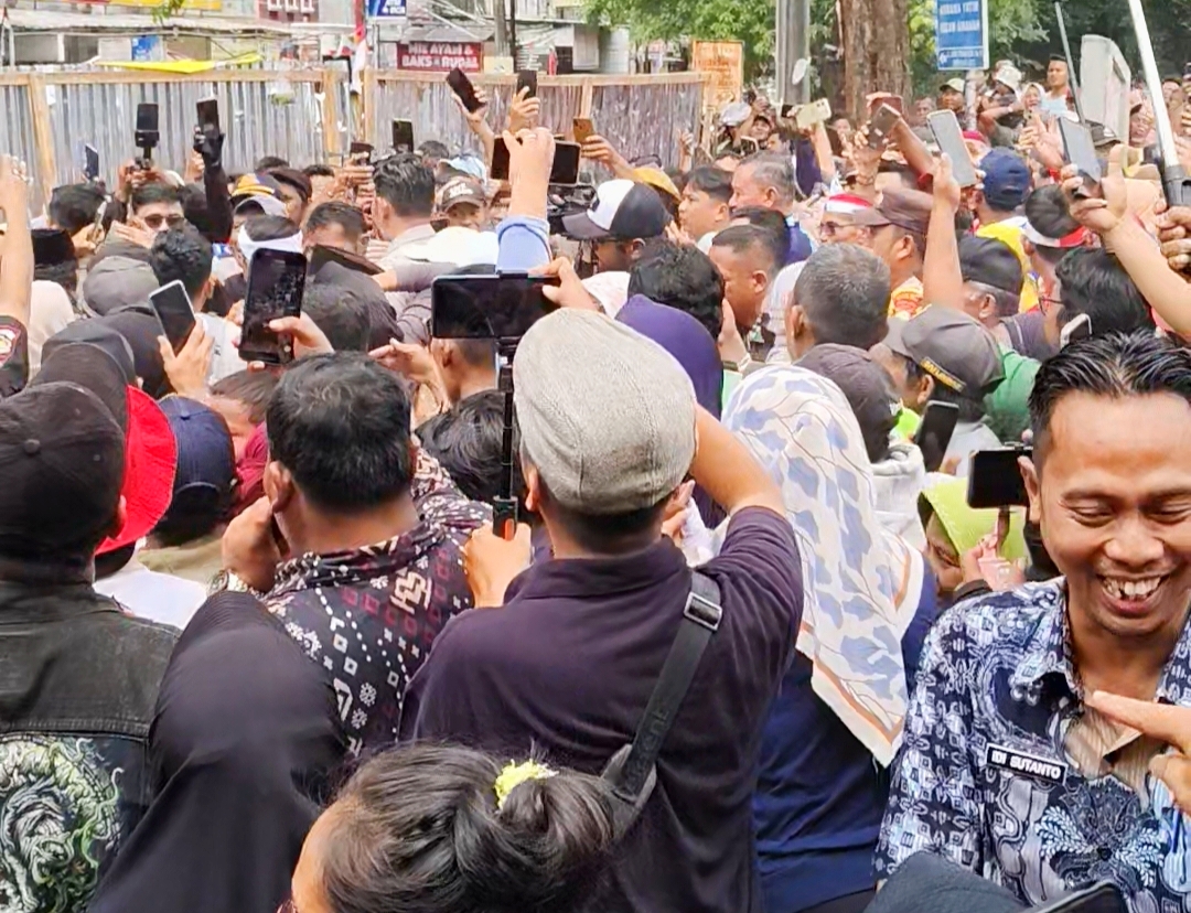 Datang Ke Rawalumbu, KDM dan Tri Adhianto Diserbu Warga