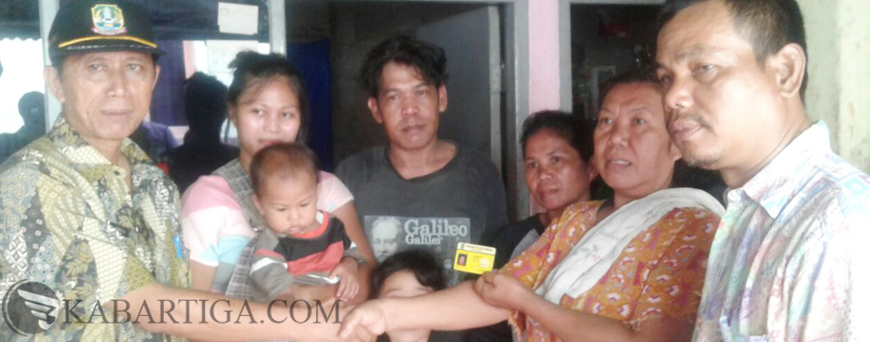 Lurah Sepanjang Jaya Sosialisasikan dan Salurkan Langsung KS Kepada Warga