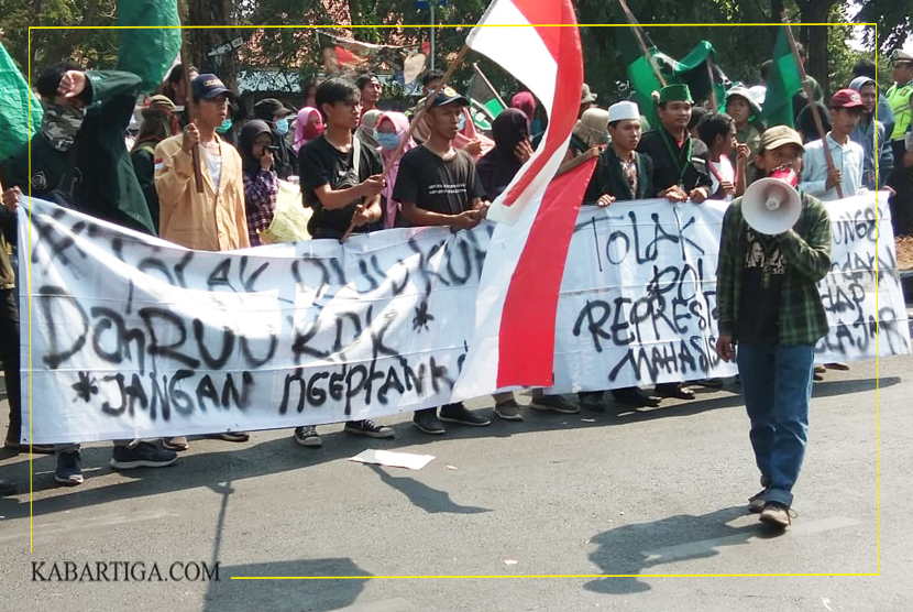 Tolak RUU KUHP, Parlemen Mahasiswa Gedor DPRD Kota Bekasi 