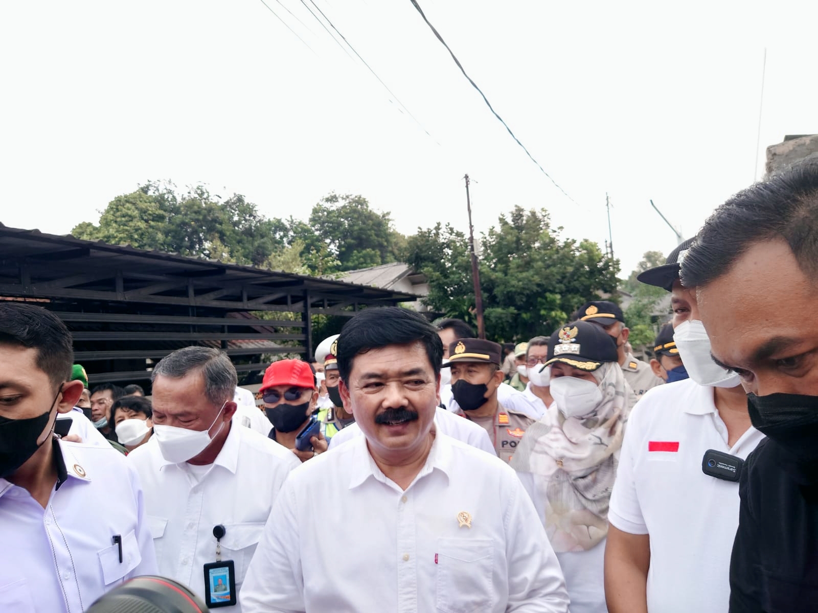 Berkunjung ke Bekasi, Menteri Hadi Bagikan Langsung Sertifikat PTSL