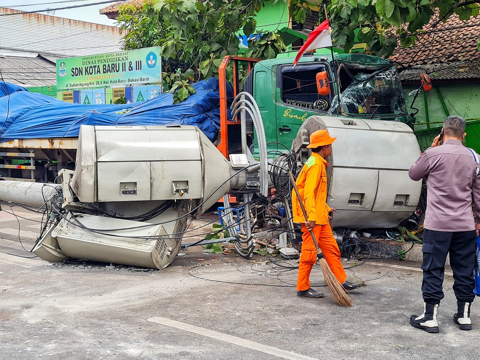 Diduga Alami Rem Blong, Mobil Kontainer di Bekasi Tabrak Krumunan Orang