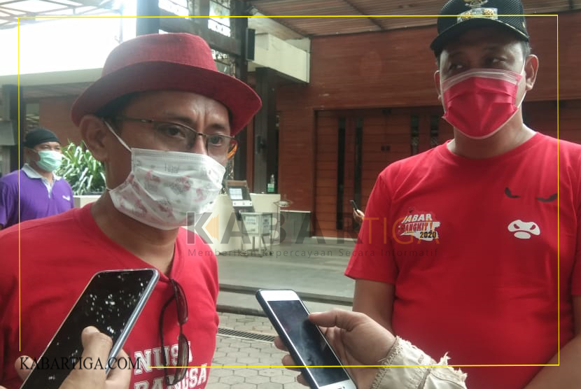 Gugus Tugas COVID-19 PDIP Kota Bekasi Ajak Warga Semprotkan Disinfektan