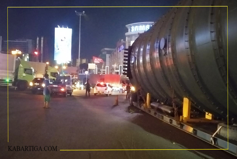 Truk Muatan 60 Ton Tersangkut Disimpang Bekasi Cyber Park 