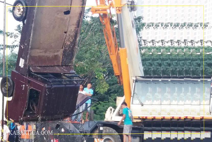 Dievakuasi, Mobil Pick Up Yang Terperosok Di Kalimalang Berhasil Ditemukan: Sang Sopir Masih Dalam Pencarian